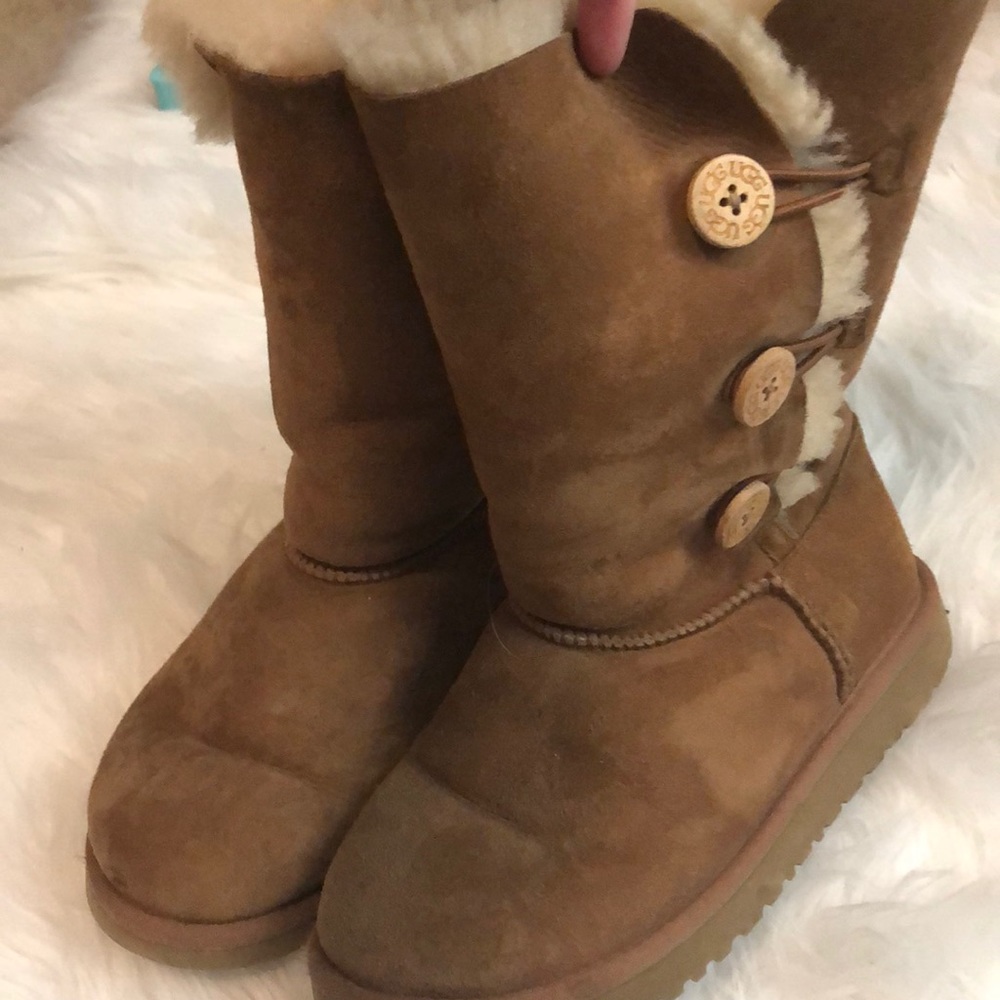Tan uggs size 4